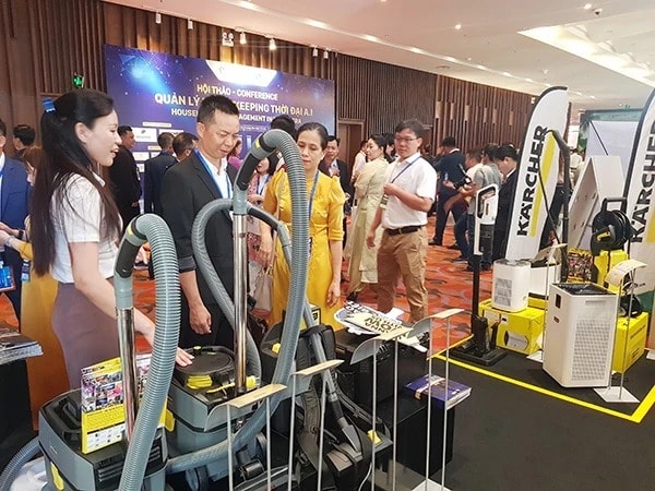 Các doanh nghiệp trưng bày sản phẩm công nghệ cao tại hội thảo “Quản lý Housekeeping (bộ phận buồng phòng) thời đại AI (trí tuệ nhân tạo)”. Ảnh: PHÚC QUÂN