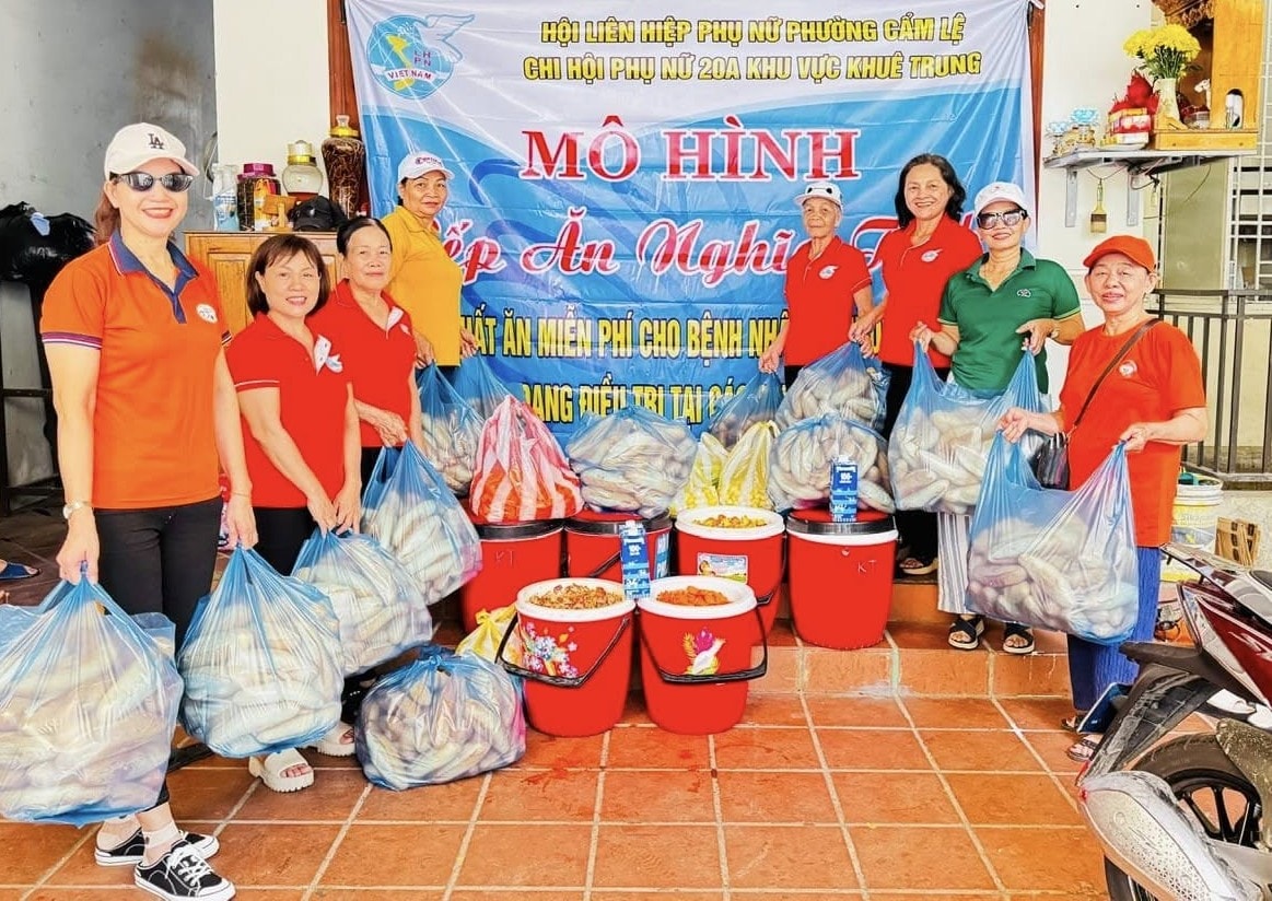 Chi hội Phụ nữ Khuê Trung 20A, Hội LHPN phường Cẩm Lệ nấu 650 suất súp và bánh mỳ tặng bệnh nhân tại Bệnh viện Ung bướu Đà Nẵng. Ảnh: N.Q