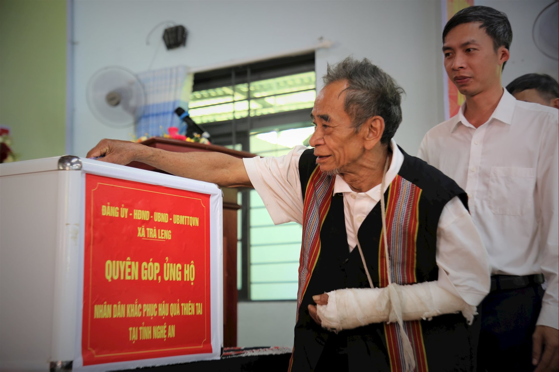Dù tay trái đang bó bột nhưng già Hồ Văn Đề vẫn tích cực làm gương quyên góp, ủng hộ người dân Nghệ An khắc phục hậu quả thiên tai. Ảnh: ALĂNG NGƯỚC