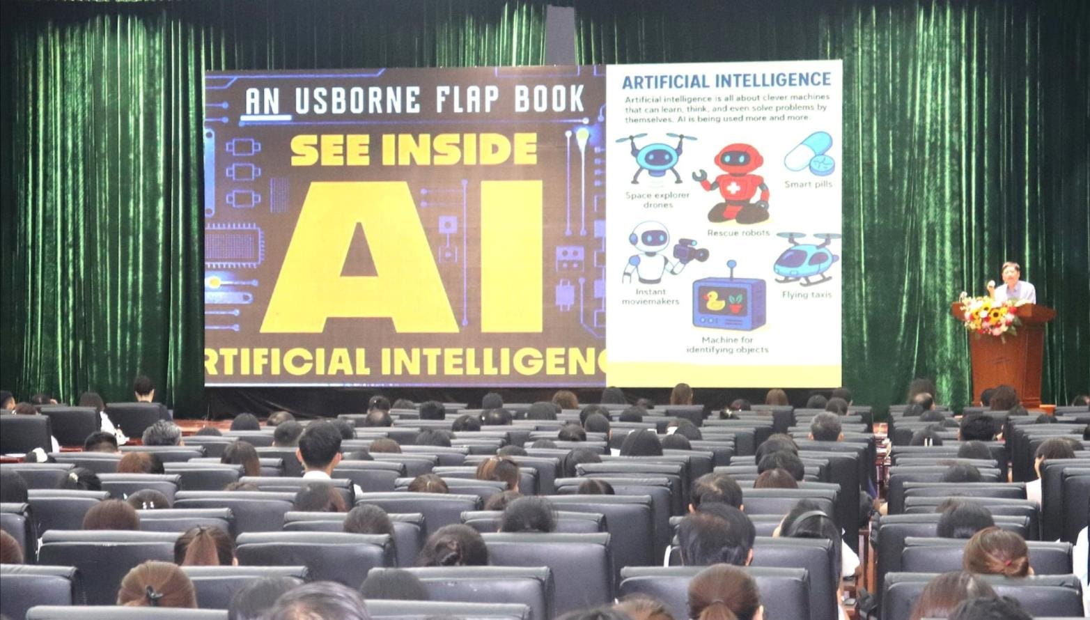 অনেক শিক্ষক STEM এবং কৃত্রিম বুদ্ধিমত্তা (AI) সংক্রান্ত প্রশিক্ষণে অংশগ্রহণ করেছিলেন। ছবি: NGOC HA