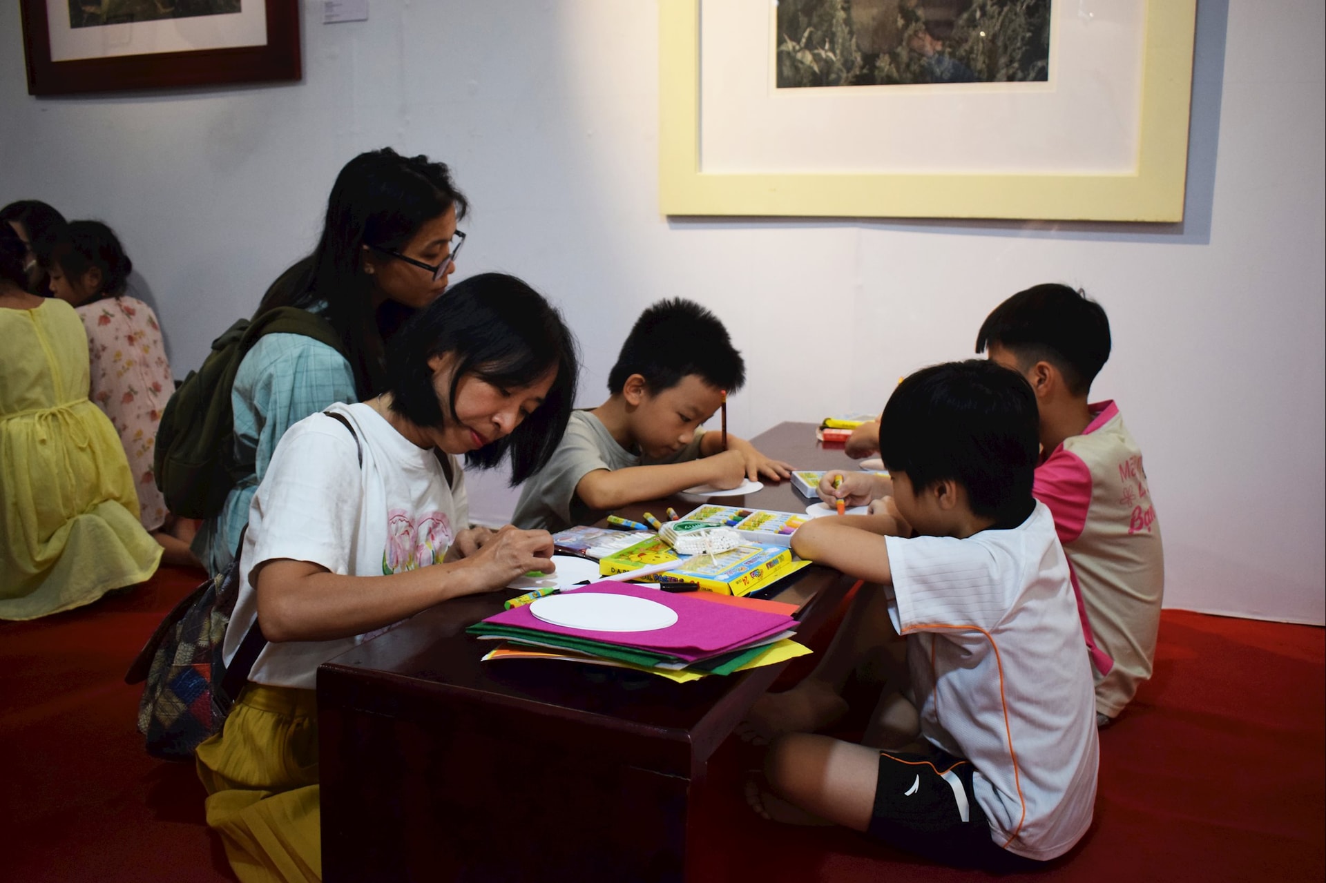 Bảo tàng Mỹ thuật Đà Nẵng thường xuyên lồng ghép các hoạt động trải nghiệm vào triển lãm chuyên đề để thu hút công chúng. Ảnh: ĐOÀN HẠO LƯƠNG