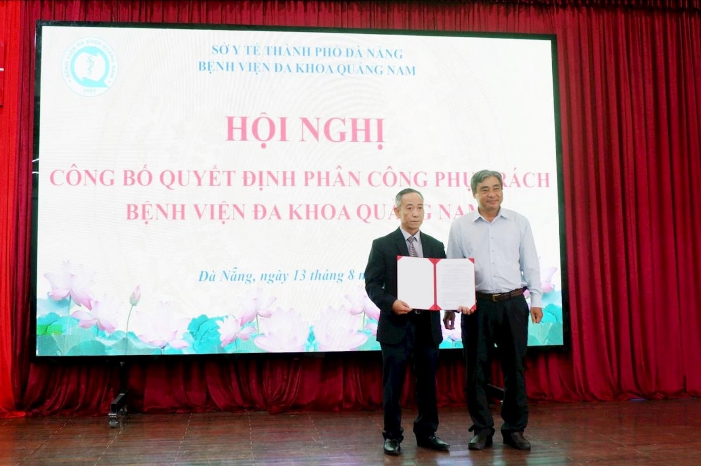 Lãnh đạo Sở Y tế trao quyết định phân công phụ trách Bệnh viện Đa khoa Quảng Nam cho ông Nguyễn Ngọc Văn Khoa (bên trái). Ảnh: X.H