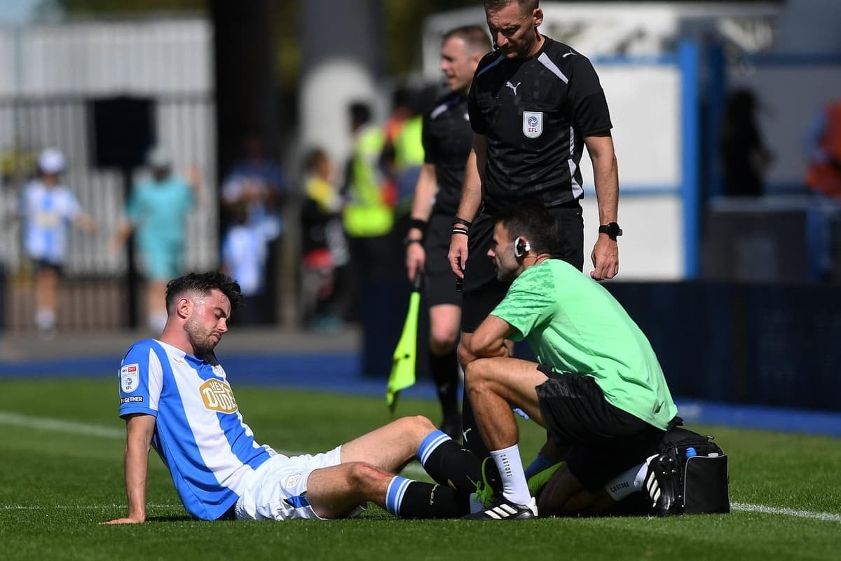 Huddersfield với lợi thế sân nhà và phong độ bay cao