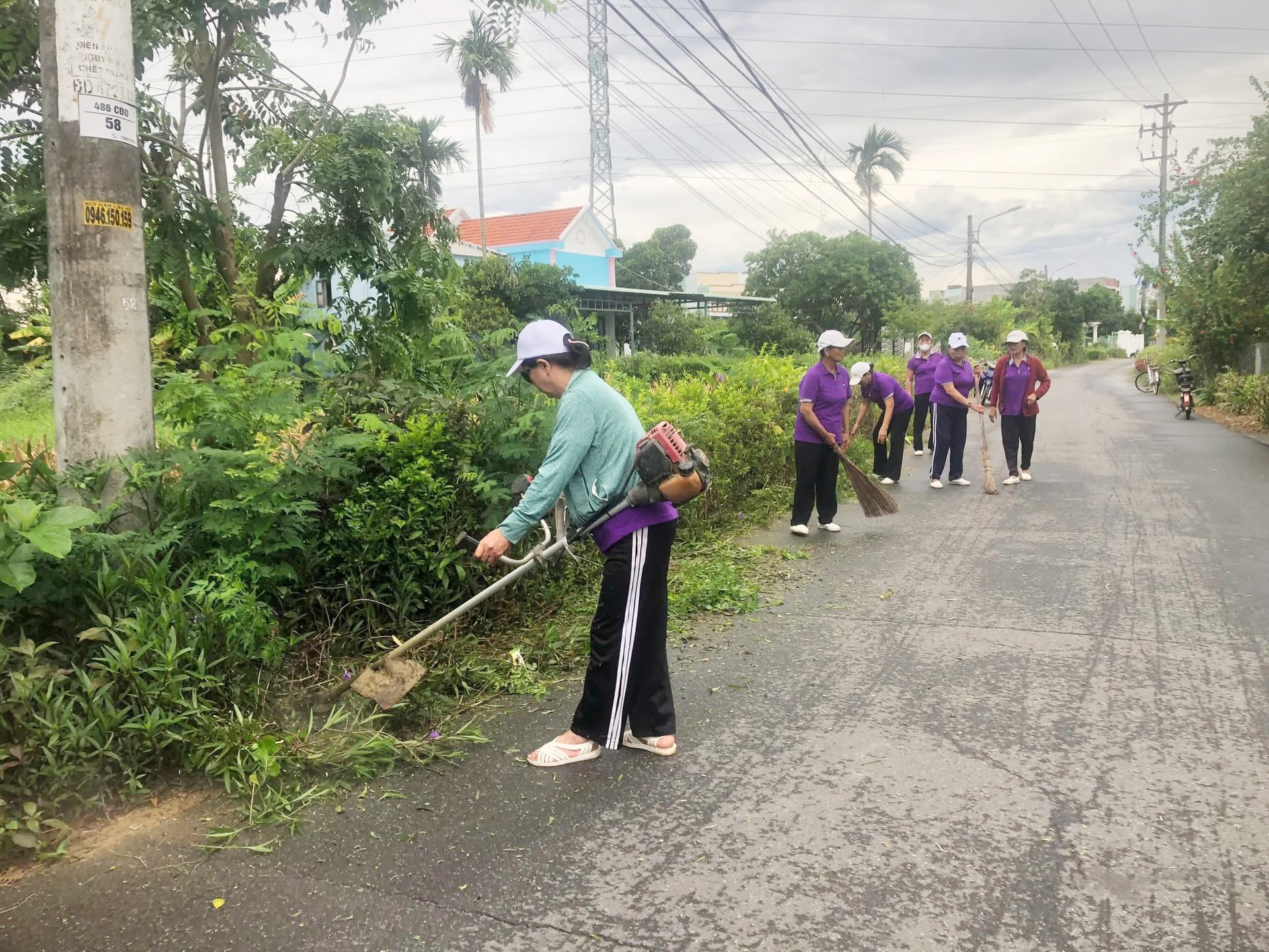 Phụ nữ phường Hương Trà ra quân dọn dẹp đường làng ngõ xóm. Ảnh: KHÁNH HUYỀN