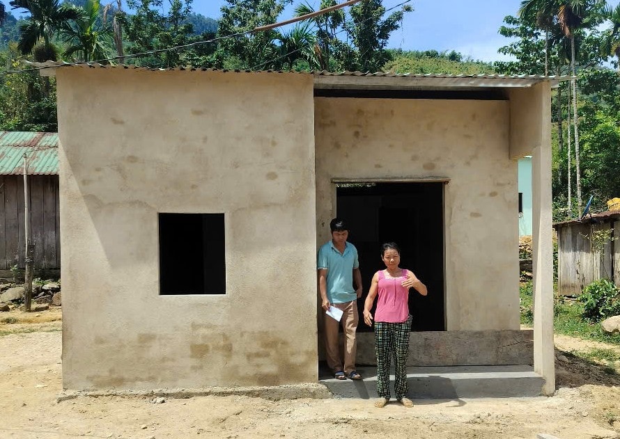 Nhà ở thuộc diện xóa nhà tạm ở Trà Giáp hiện đều trong giai đoạn hoàn thành để đưa vào sử dụng trước mùa mưa lũ năm nay. Ảnh: NGUYỄN BÌNH.