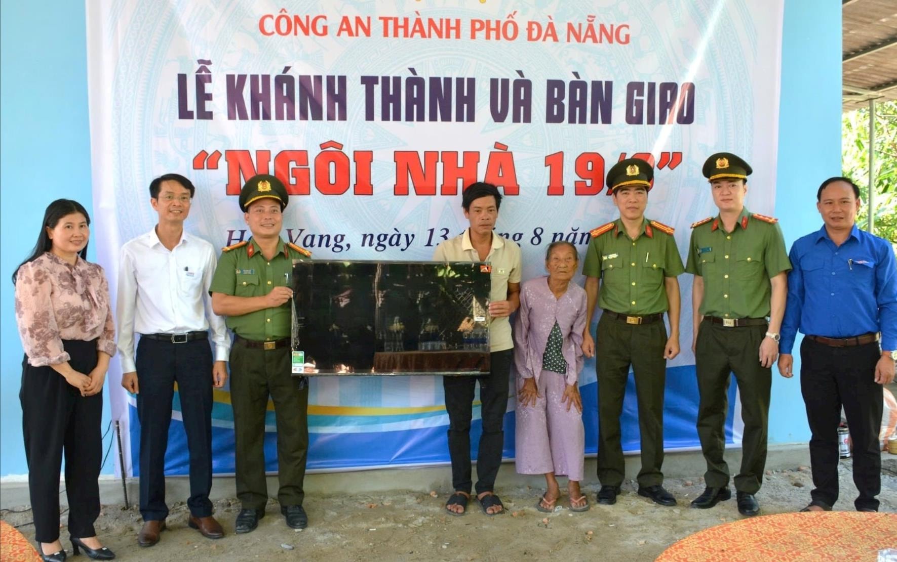 Công an thành phố Đà Nẵng tặng quà nhân lễ khánh thành và bàn giao “Ngôi nhà 19/8”. Ảnh: THIÊN DUY