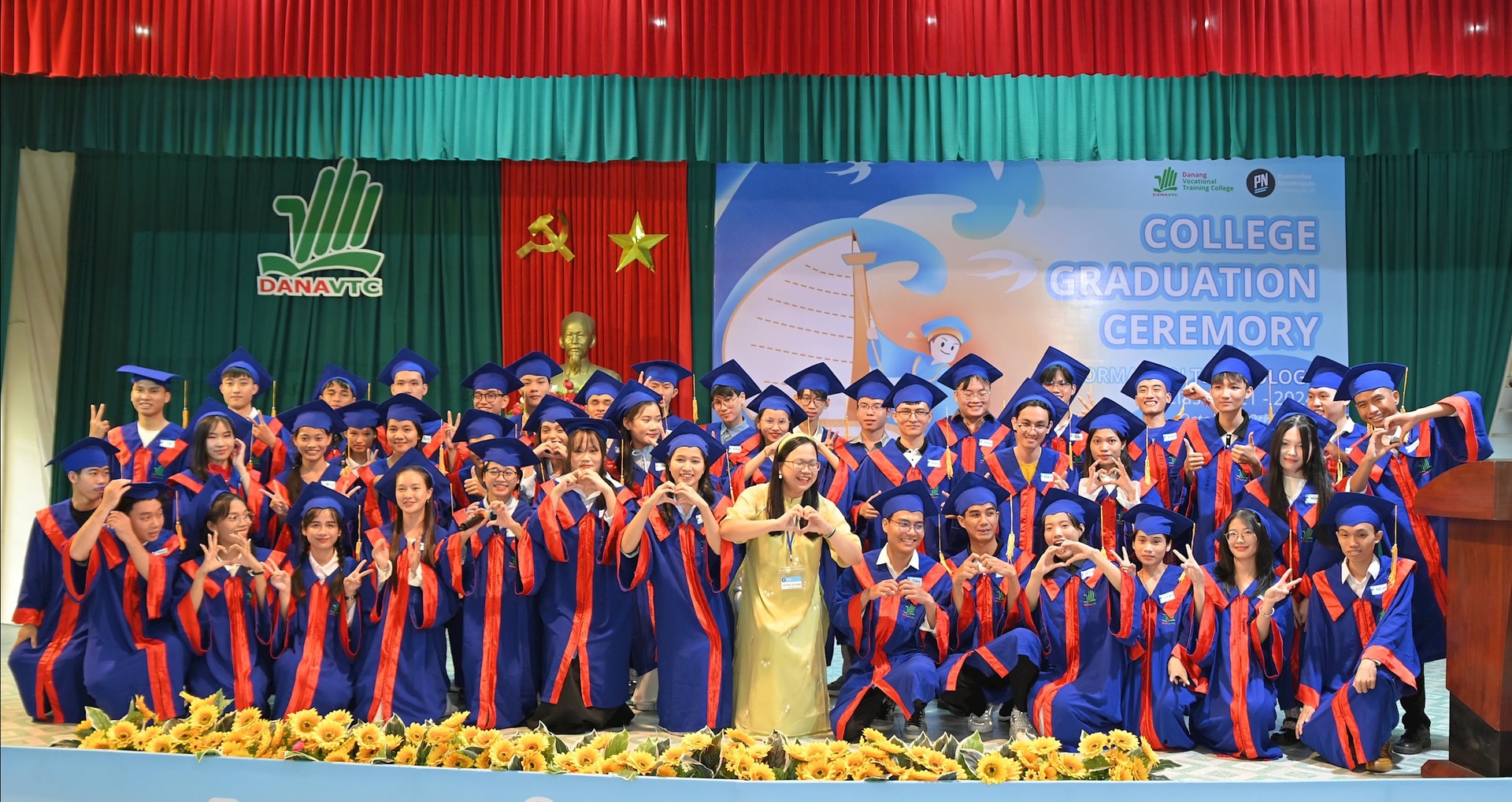 Upacara wisuda mahasiswa peserta program pelatihan TI yang diselenggarakan oleh Danang College dan PNV. Foto: X.S.