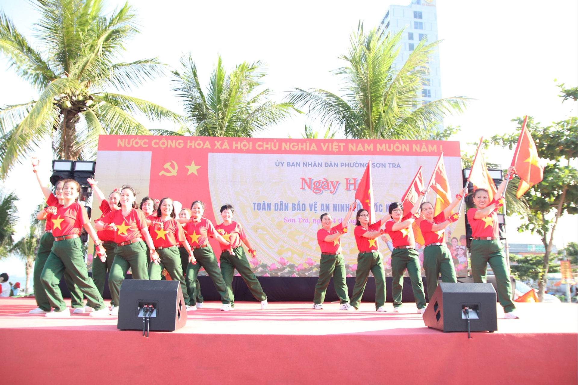 Một tiết mục văn nghệ chào mừng ngày hội, Ảnh: T. HUY