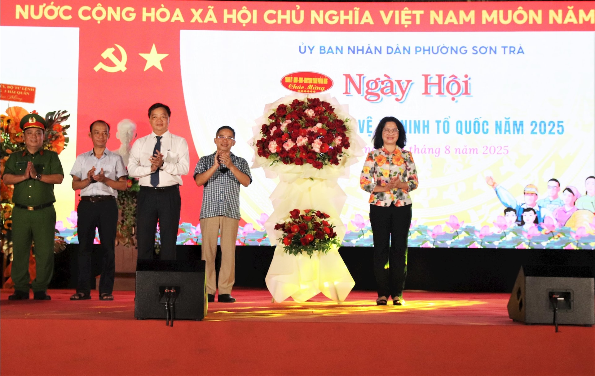 Đại diện lãnh đạo thành phố tặng hoa chúc mừng ngày hội. Ảnh: T. HUY