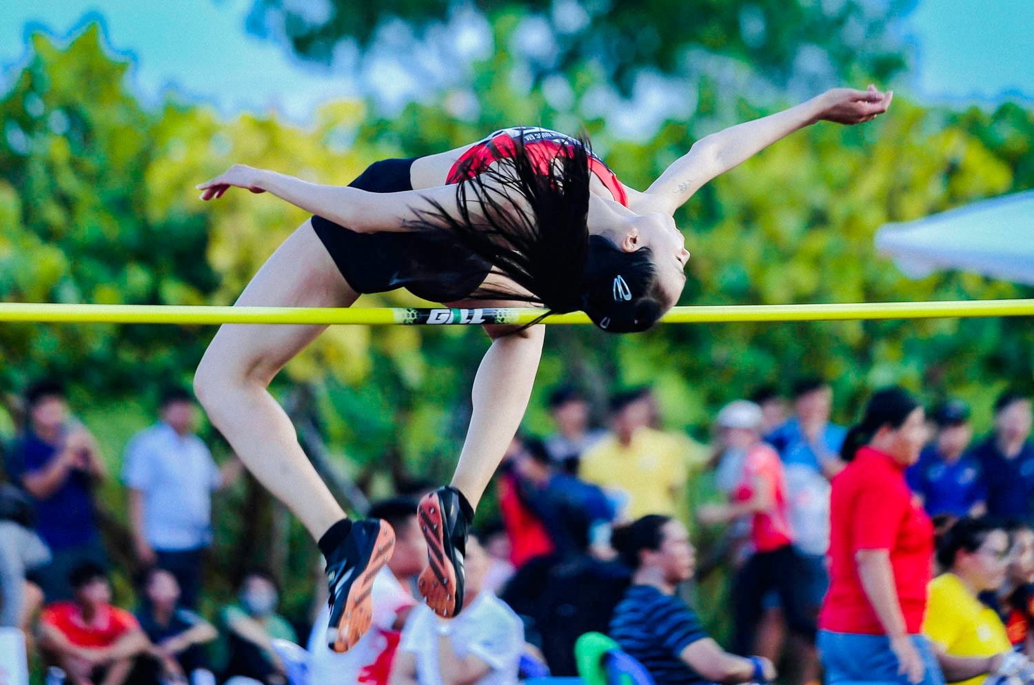 The moment athlete Duong Thao Vy from the Military Team jumped over the bar at a height of 1.84 m. That result helped Vy win the gold medal.