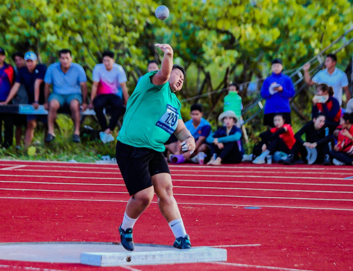 The moment athlete Lieu Thi Hong Huong from Ca Mau tried her best in the shot put event. At the end of the competition, Huong won the gold medal with a throw of 15.9 m.