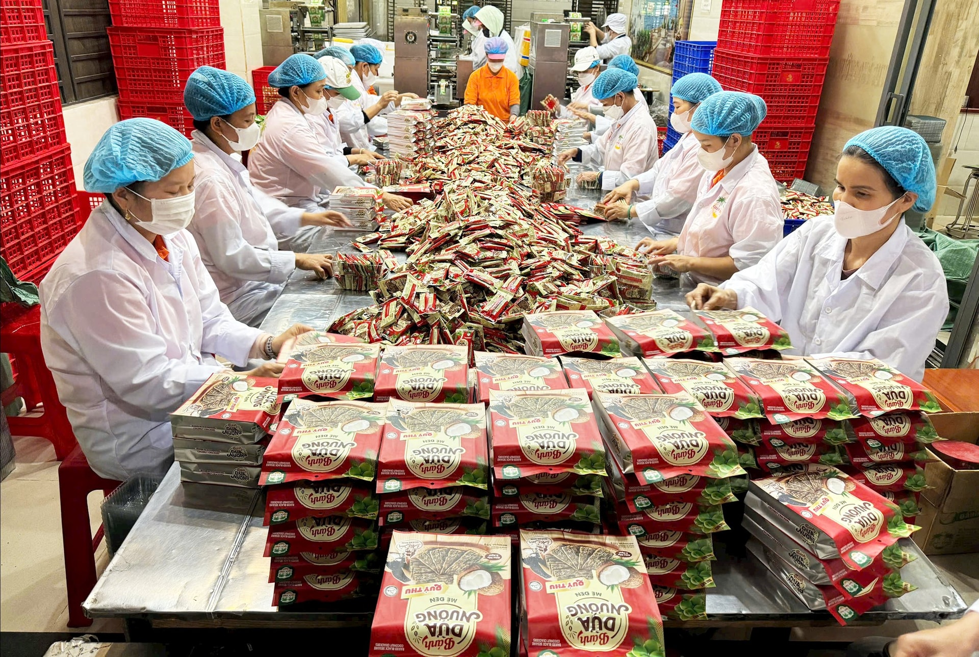 Công ty TNHH Sản xuất thương mại Quý Thu tại xã Xuân Phú đều đặn sản xuất những đơn hàng xuất khẩu. Ảnh: PHAN VINH