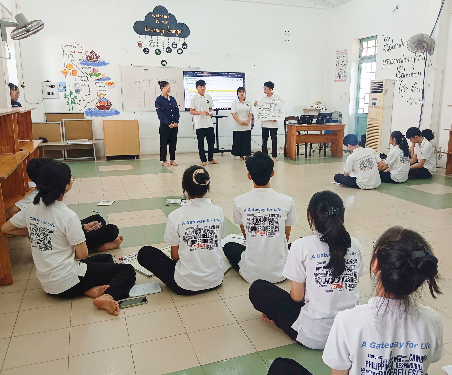 Sinh viên tham gia chương trình đào tạo ngành CNTT do Trường Cao đẳng Đà Nẵng và Tổ chức PNV phối hợp thực hiện. Ảnh: XUÂN SƠN