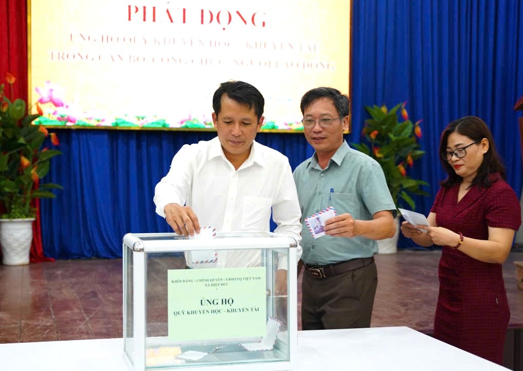 Officials and civil servants of Hiep Duc commune support the Fund for encouraging learning and talents. Photo: GIA PHUC