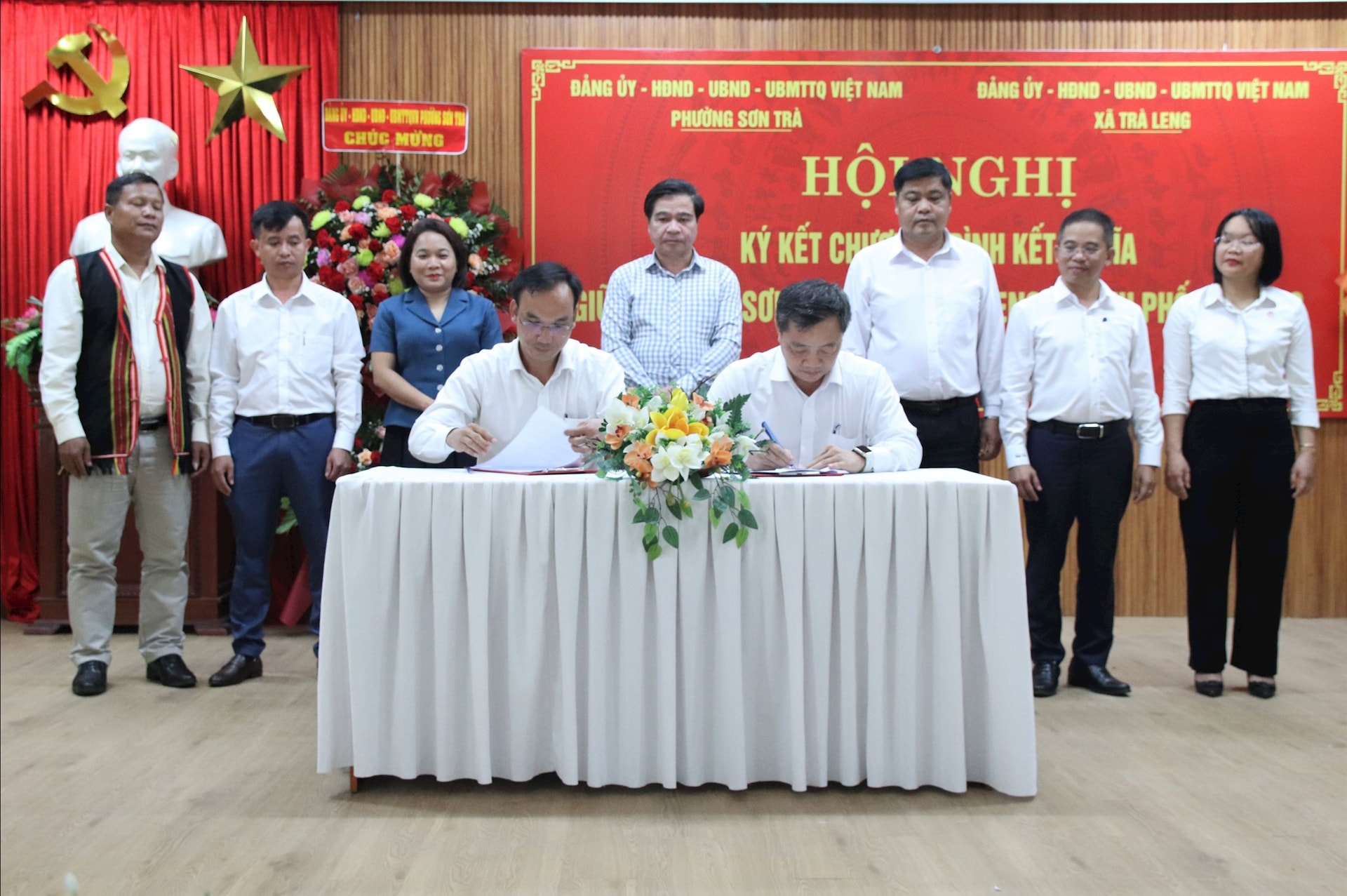 UBND phường Sơn Trà và xã Trà Leng ký kết hợp tác. ảnh: TRỌNG HUY