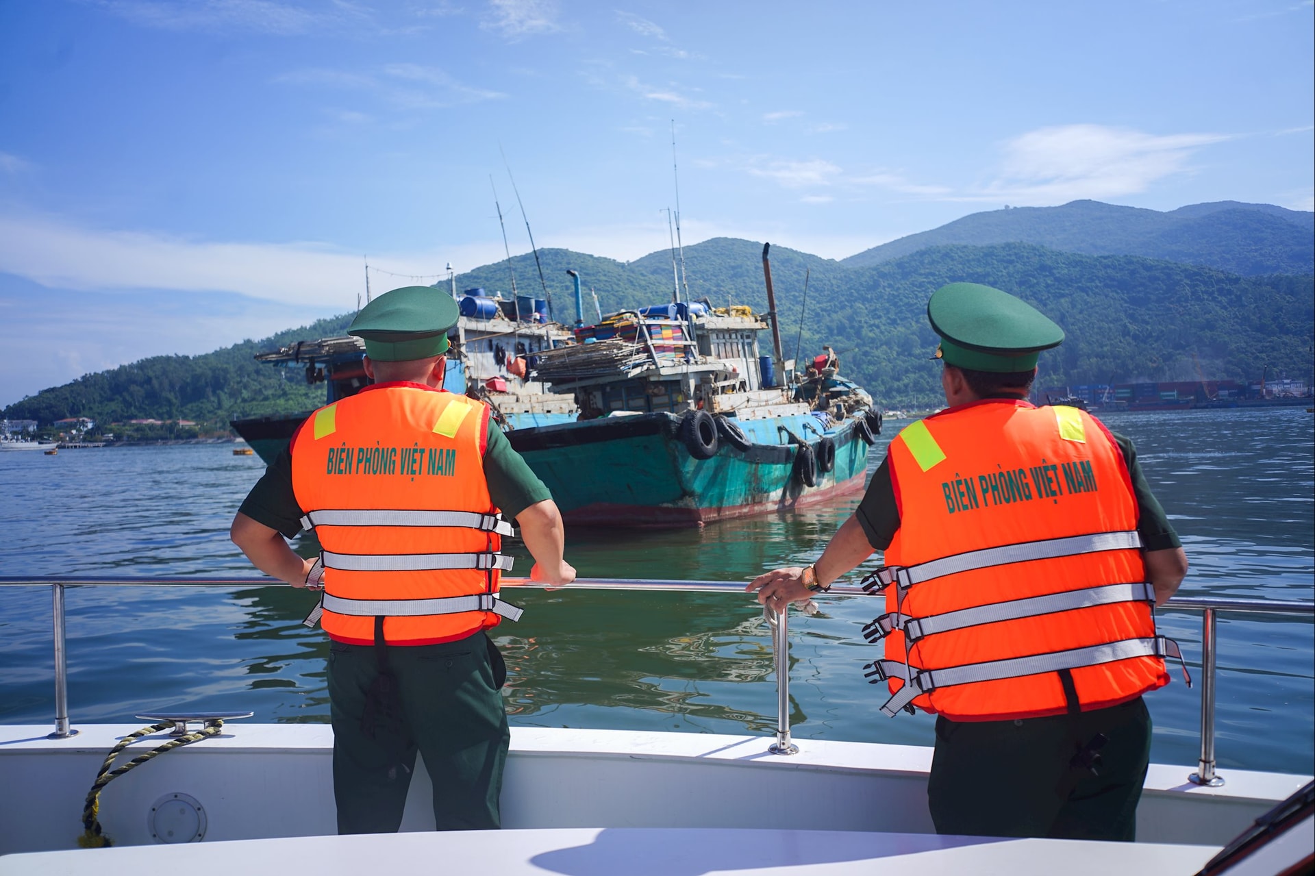 Bộ đội Biên phòng thành phố Đà Nẵng tuần tra, kiểm soát tàu cá tại khu vực vịnh Mân Quang. Ảnh: XUÂN SƠN