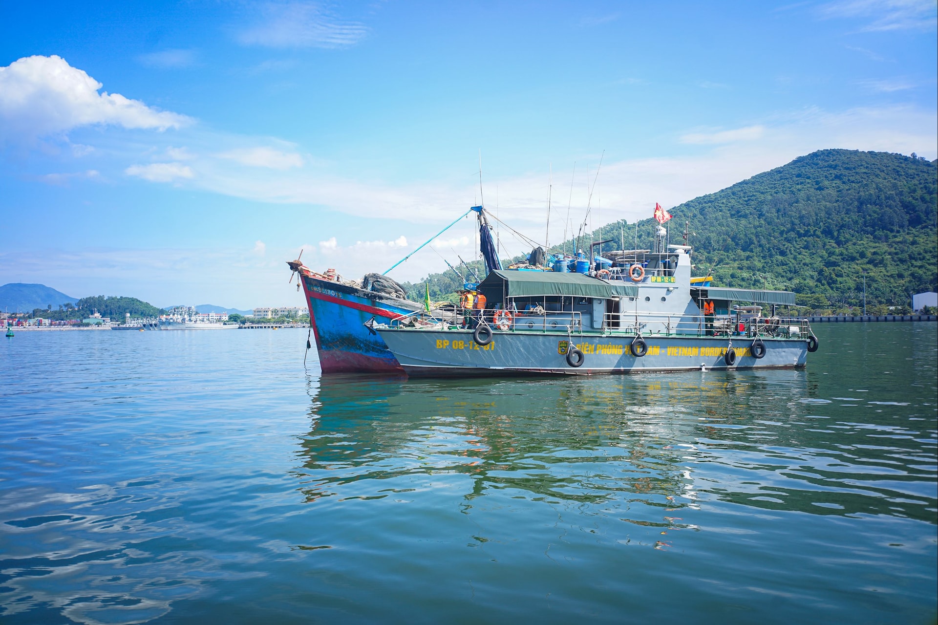 Tàu tuần tra của lực lượng Biên phòng đang kiểm tra một tàu cá gần bán đảo Sơn Trà. Ảnh: XUÂN S