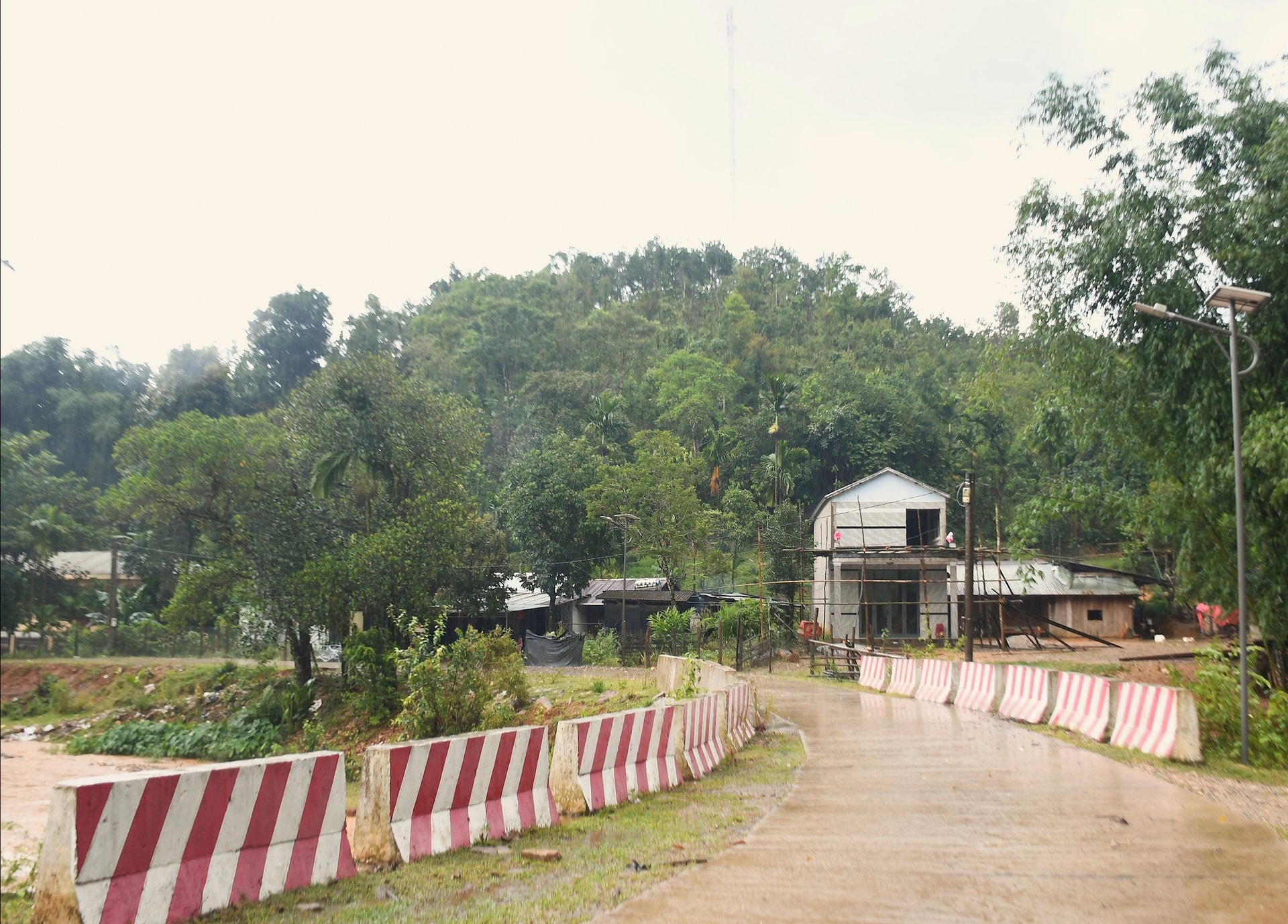 Gia Lien lam nha tam dau tien tai lang Nuoc Rieng