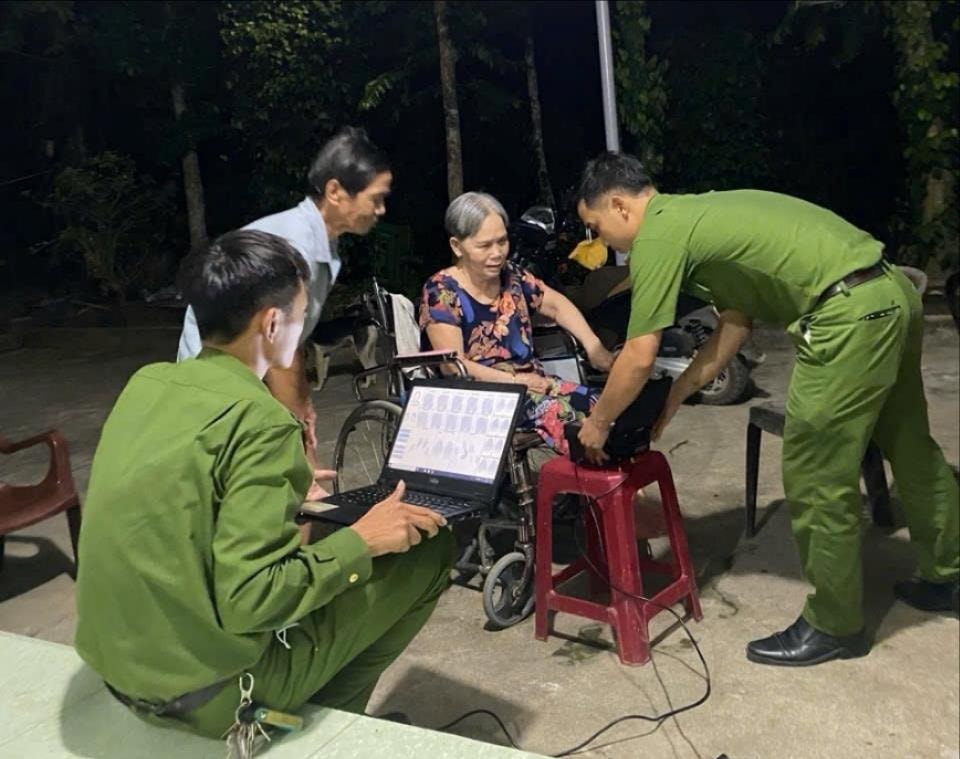 Công an xã Tiên Phước gõ cửa từng nhà làm CCCD cho người dân. Ảnh: K.H