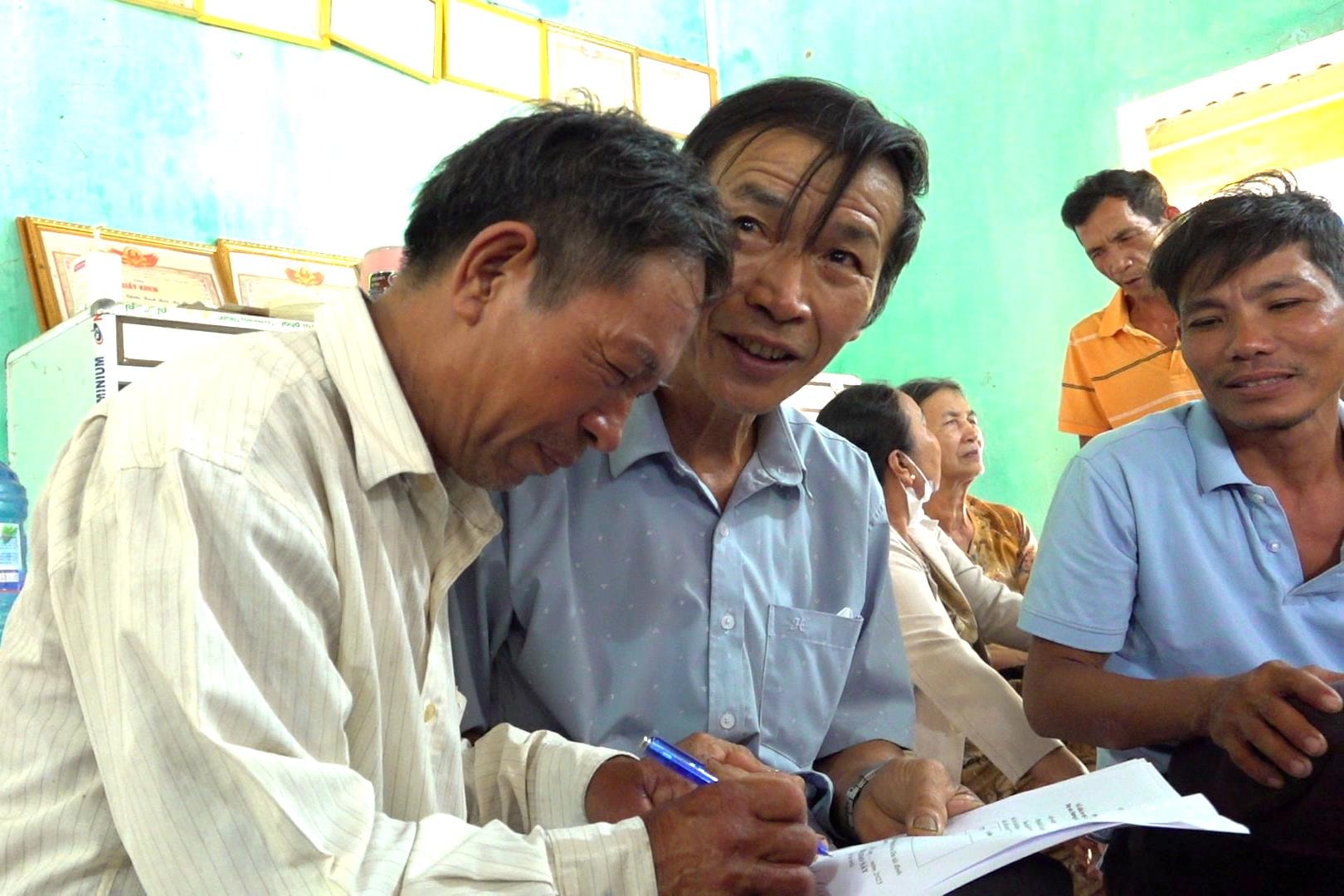 ປະຊາຊົນ​ໃນ​ບ້ານ​ທີ່​ໄດ້​ຮັບ​ຜົນ​ກະທົບ​ຈາກ​ໂຄງການ​ໄດ້​ເຫັນ​ດີ​ກັບ​ນະ​ໂຍບາຍ​ກໍ່ສ້າງ​ທາງ​ລົດ​ໄຟ​ຄວາມ​ໄວ​ສູງ. ພາບ: GIANG BIEN