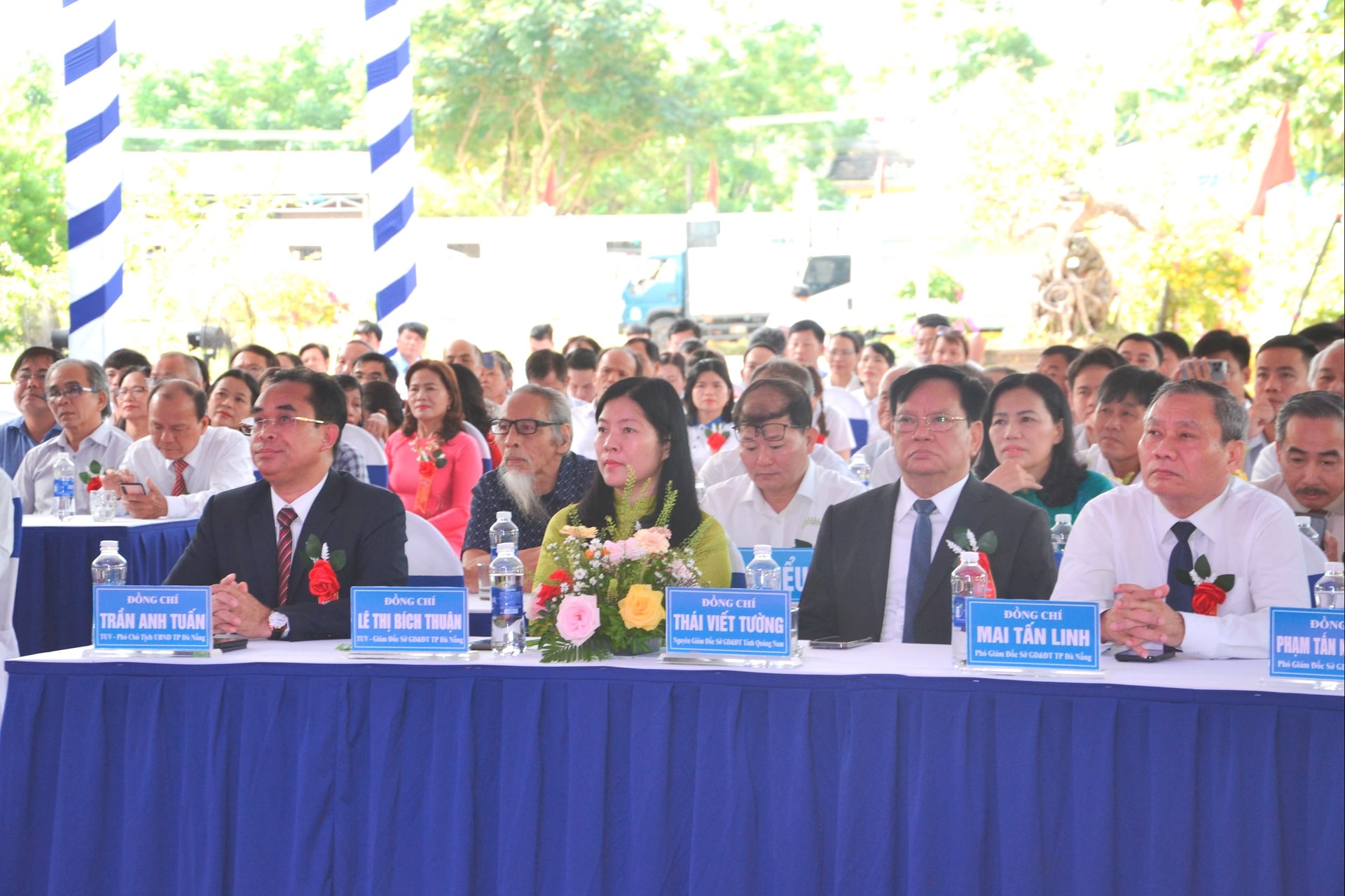 Lãnh đạo UBND thành phố và Sở GD-ĐT dự lễ kỷ niệm. Ảnh: CÔNG