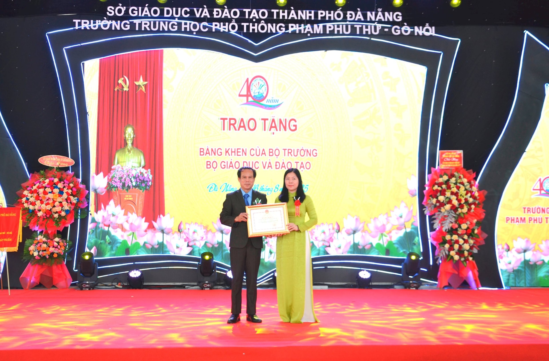 Thừa ủy quyền của Bộ trưởng Bộ GD-ĐT, Giám đốc Sở GD-ĐT thành phố Lê Thị Bích Thuận trao Bằng khen cho tập thể nhà trường. Ảnh: CÔNG TÚ