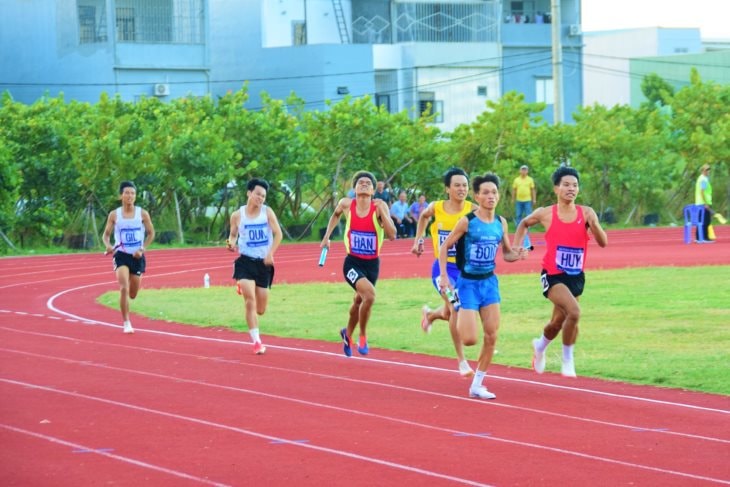 Các vận động viên nỗ lực tranh tài ở nội dung tiếp sức 4x800m nam. Ảnh: PHI NÔNG