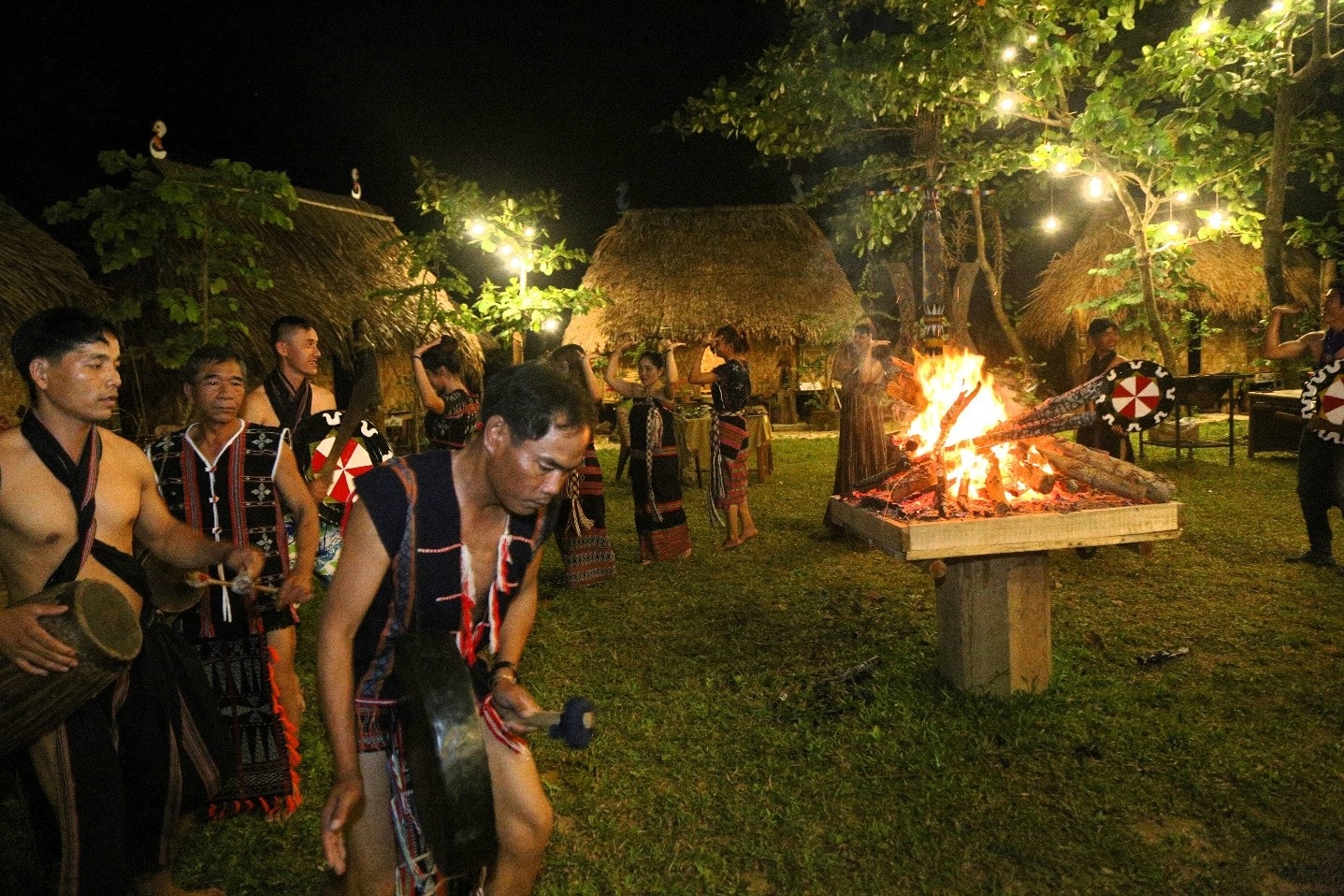 Đêm hội Cơ Tu tại làng Toom Sara, xã Hòa Vang, thành phố Đà Nẵng. Ảnh: N.H