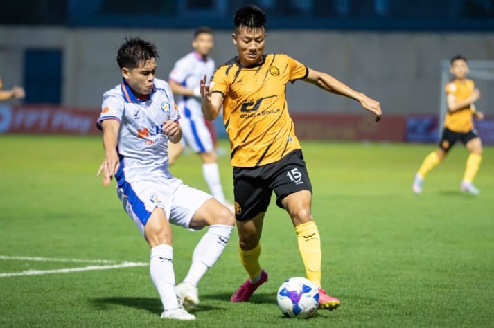 Cầu thủ SHB Đà Nẵng (bên trái) thi đấu nỗ lực trong trận đấu với Đông Á Thanh Hóa. Ảnh: VPF