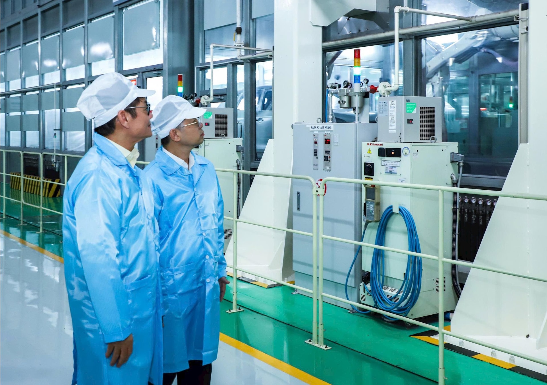 Der Bau des Chu Lai Truong Hai Automobile Mechanical Industrial Park mit einem Kapital von 1,433 Milliarden VND soll im August 2025 beginnen. IM FOTO: Der Sekretär des Stadtparteikomitees, Nguyen Van Quang (rechts), besucht die Produktionsfläche der Truong Hai Group Joint Stock Company. Foto: NGOC PHU