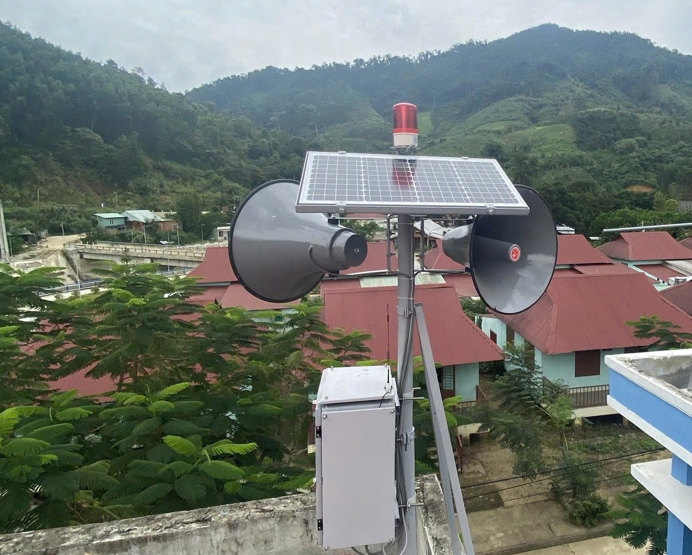 Trạm phát thanh cảnh báo thiên tai tự động tại khu tái định cư Tắk Pát, xã Trà Leng. Ảnh: HOÀNG HIÊP 