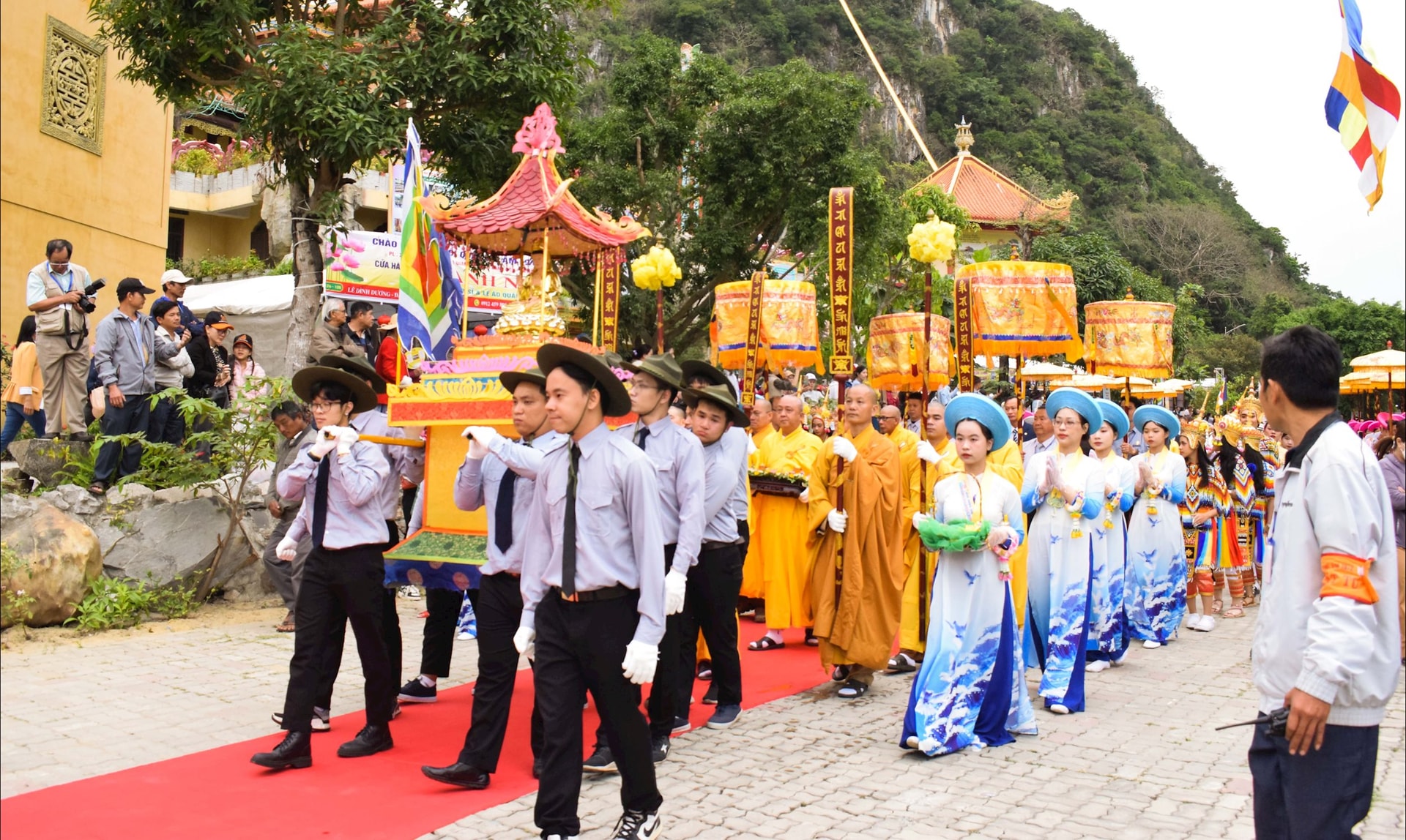 ទីក្រុង Da Nang មានពិធីបុណ្យដ៏សម្បូរបែប ដែលសម្បូរទៅដោយតម្លៃវប្បធម៌ជាតិ ដើម្បីទាញយក និងអភិវឌ្ឍឧស្សាហកម្មវប្បធម៌។ ក្នុងរូបភាព៖ ពិធីបុណ្យ Quan The Am Ngu Hanh Son ឆ្នាំ 2025។ រូបថត៖ DOAN HAO LUONG
