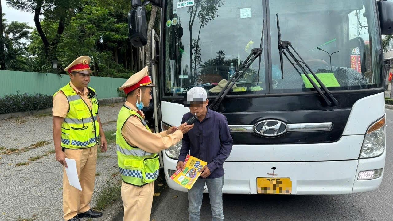 Cảnh sát giao thông tăng cường tuần tra, xử lý vi phạm đối với xe khách. Ảnh: PHƯƠNG GIANG