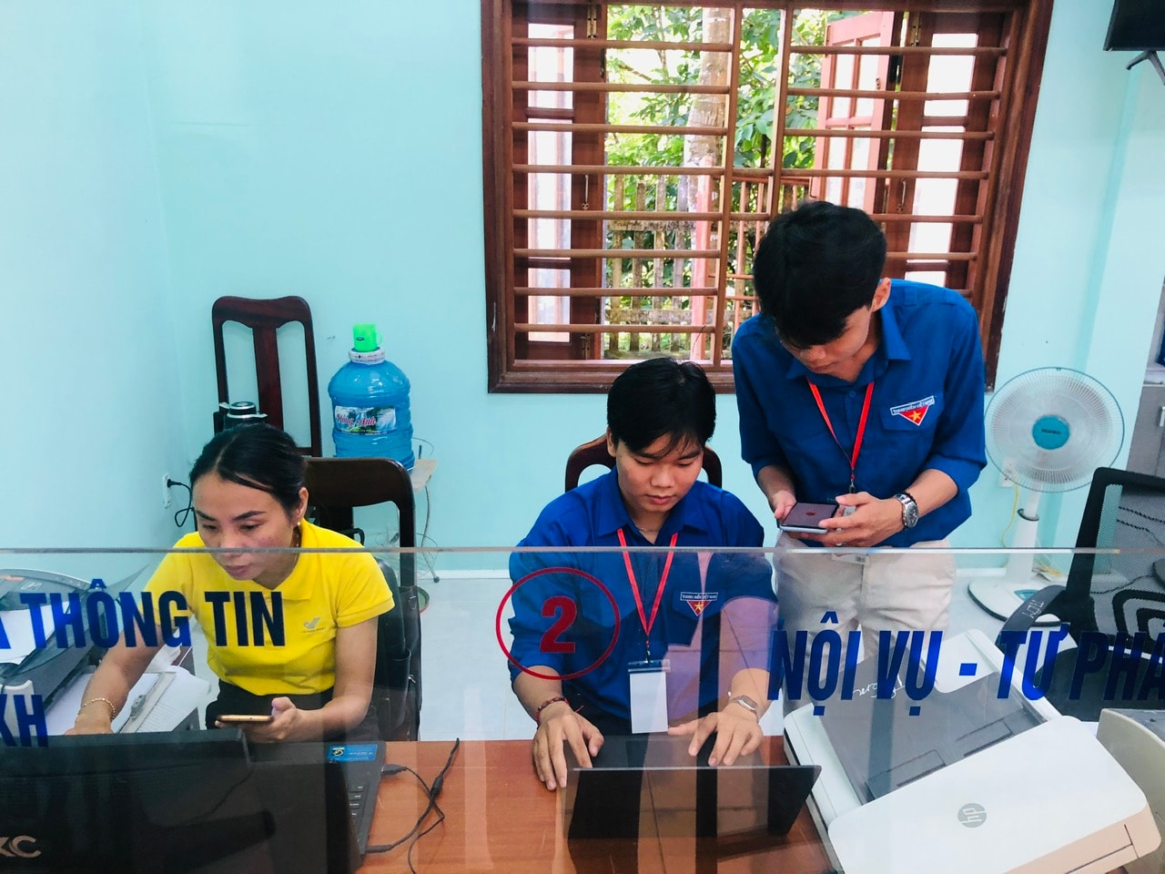 Sinh viên Đại học Duy Tân hỗ trợ cán bộ và người dân tại Trung tâm phục vụ hành chính công xã Nam Trà My. Ảnh: TRUNG LÊ