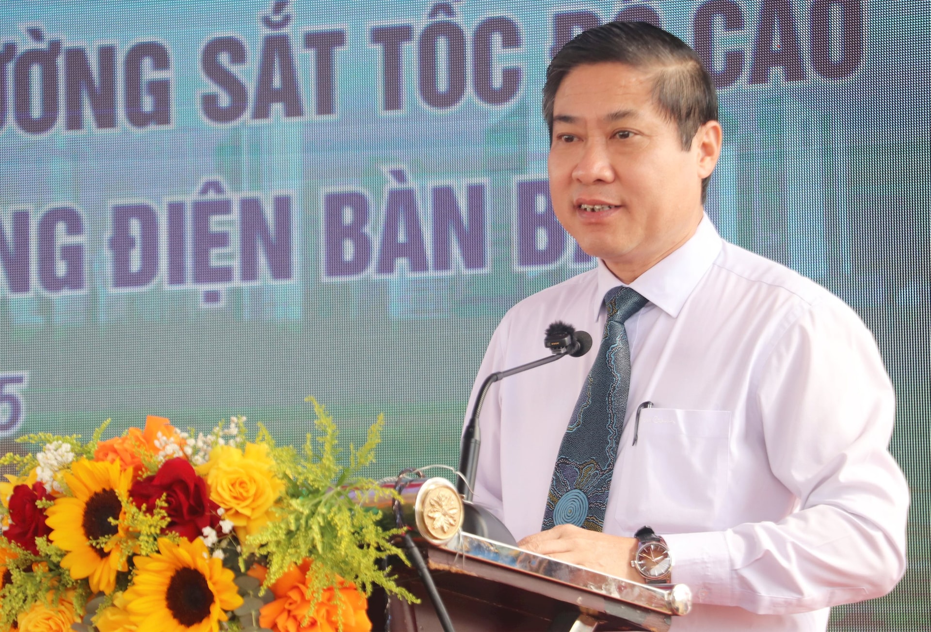 Vice Chairman of Da Nang City People's Committee Phan Thai Binh speaks at the groundbreaking ceremony. Photo: DAC MANH