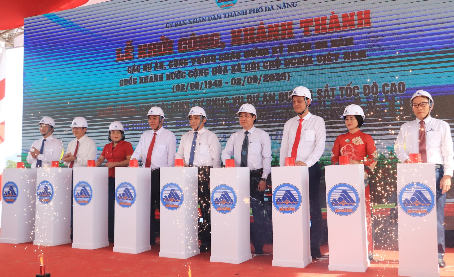 Delegates perform the groundbreaking ceremony for the resettlement area project serving the high-speed railway project. Photo: DAC MANH