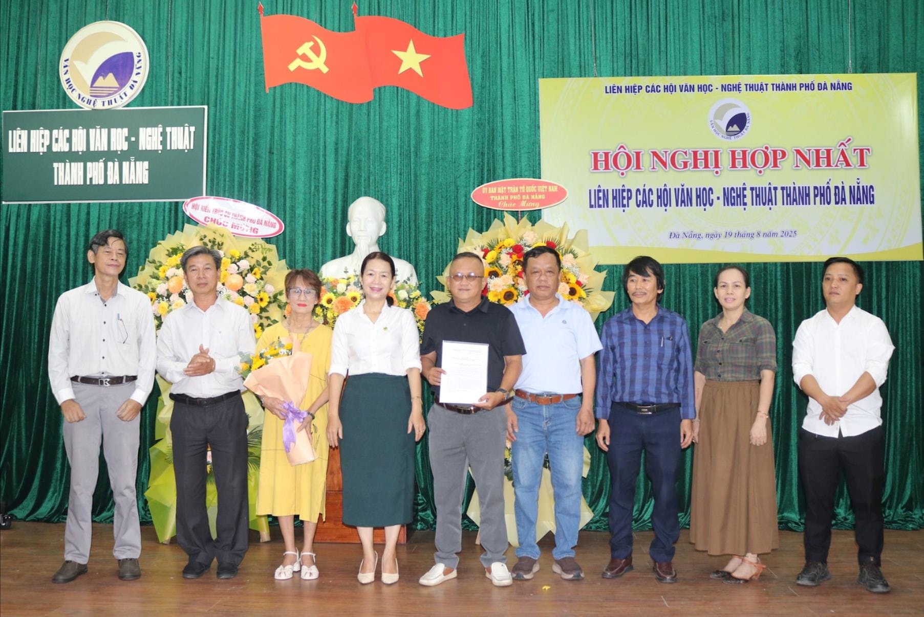 Phó Trưởng ban Tuyên giáo và Dân vận Thành ủy Phạm Thị Thảo Nguyên trao quyết định hợp nhất cho hội chuyên ngành. Ảnh: HOÀNG LIÊN