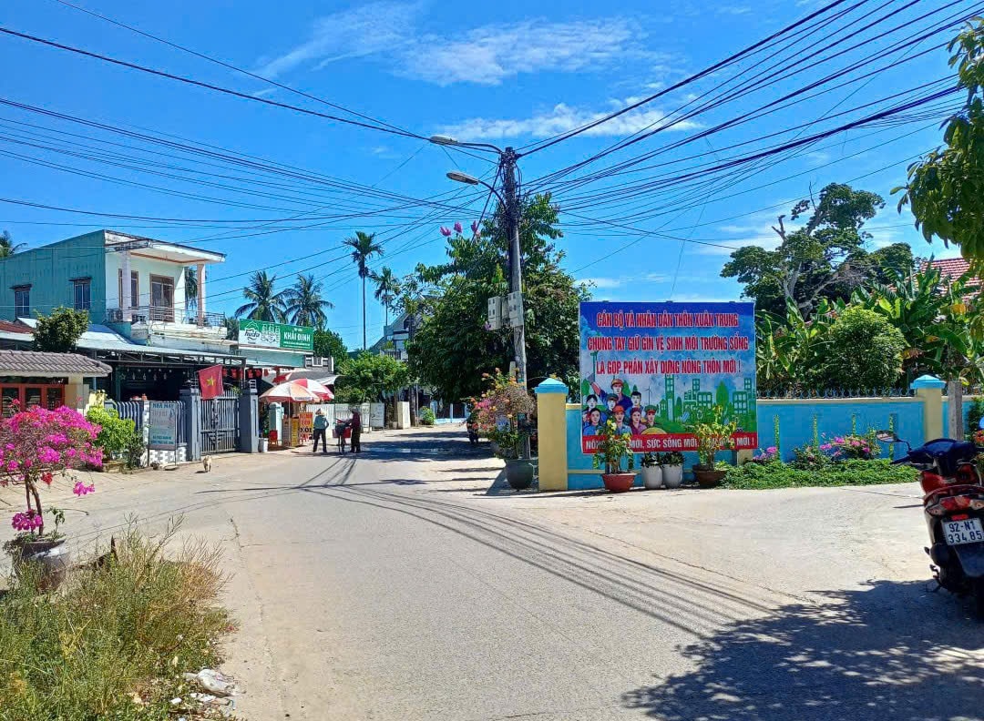 Đường làng Xuân Trung. Ảnh VĂN PHIN