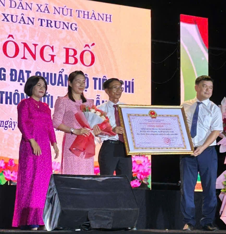 Thôn Xuân Trung đón Bằng Thôn NTM kiểu mẫu. Ảnh VĂN PHIN