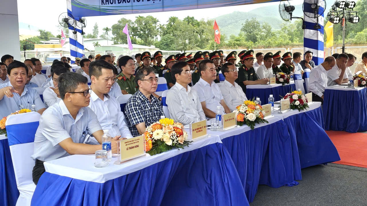 Các đại biểu về dự lễ thông xe. Ảnh: THÀNH LÂ