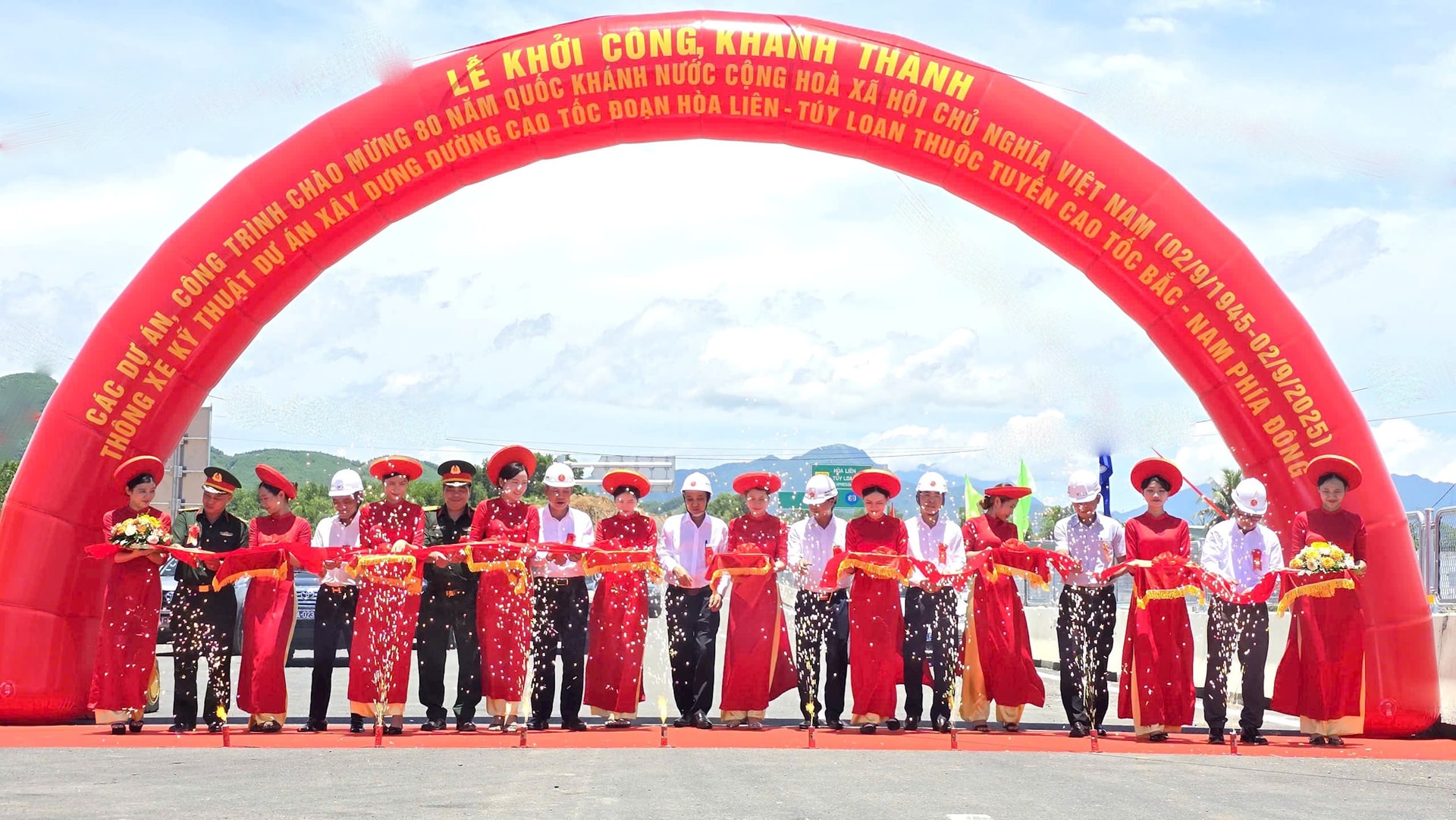 Nghi thức cắt băng thông xe kỹ thuật dự án. Ảnh: THÀNH LÂN