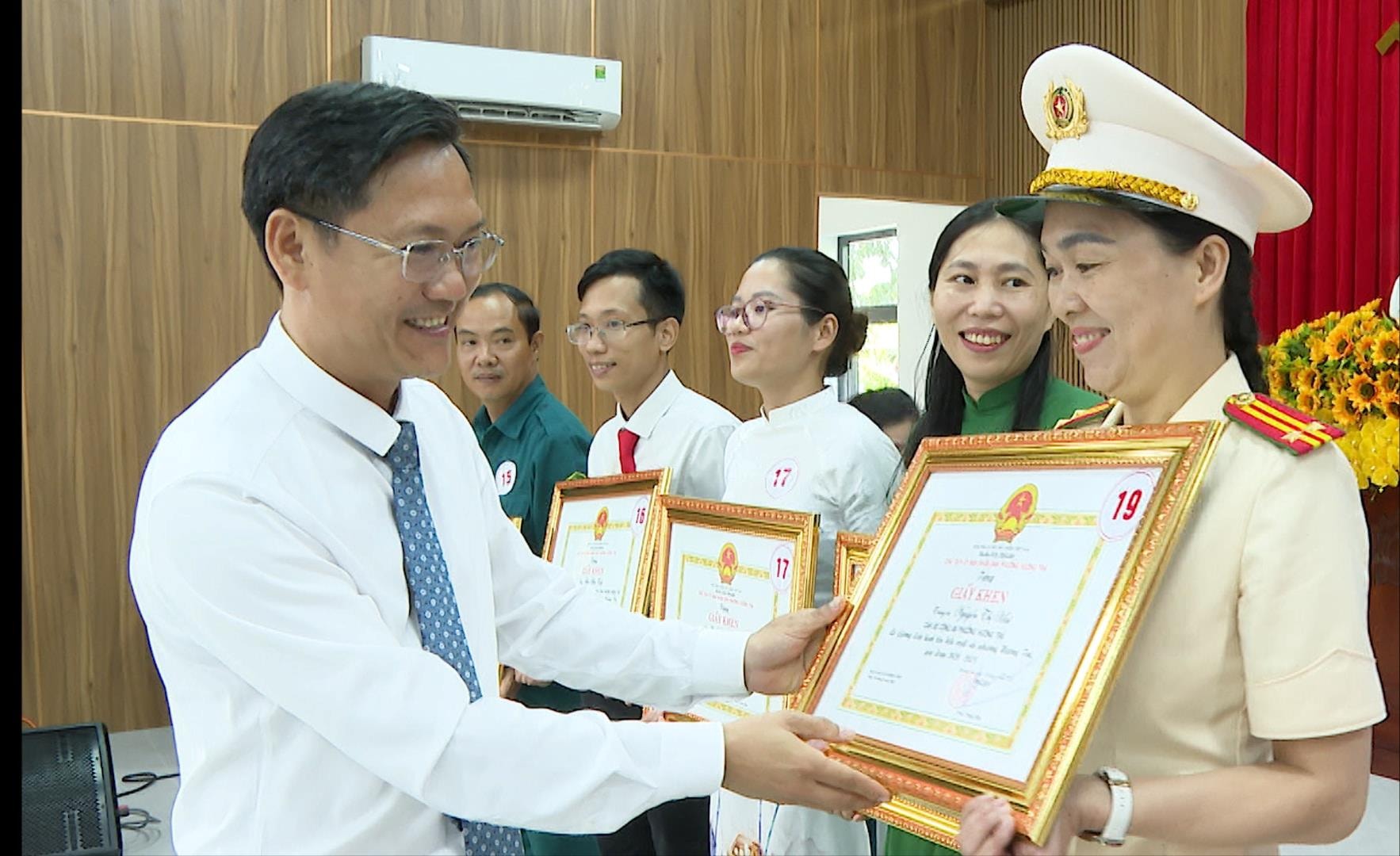 Lãnh đạo phường Hương Trà trao giấy khen cho các cá nhân điển hình tiên tiến. Ảnh: Q.THÀNH