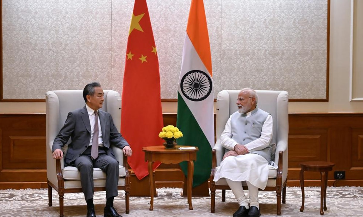 Thủ tướng Ấn Độ Narendra Modi (bên phải) gặp Bộ trưởng Ngoại giao Trung Quốc Vương Nghị tại New Delhi (Ấn Độ v ngày 19/8. Ảnh: Xinhua/Javed Dar