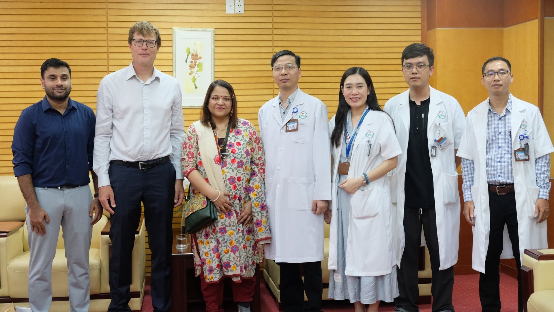 Una delegación de expertos de la Asociación Internacional de Radioterapia en Oncología Ginecológica se tomó una foto de recuerdo con los directivos del Hospital Oncológico de Da Nang. Foto: L.H.