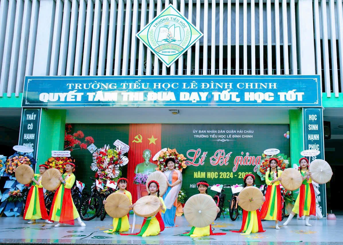 Trong các hoạt động của nhà trường, Trường Tiểu học Lê Đình Chinh luôn khuyến khích học sinh đưa các tiết mục văn nghệ dân gian vào biểu diễn. Ảnh: ĐOÀN HẠO LƯƠNG