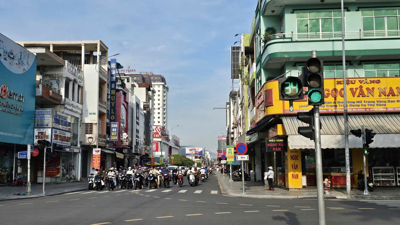 La calle está despejada tras la instalación de los cables subterráneos. Foto: THANH LAN