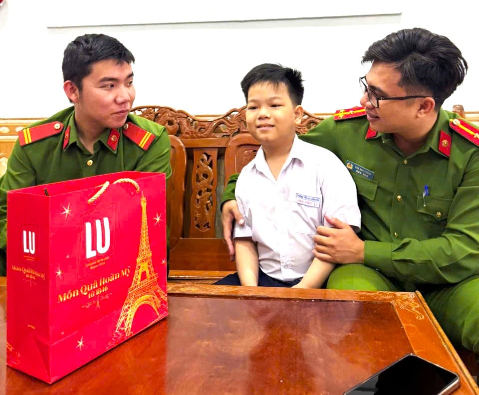 L'Union des jeunes du camp de détention de la police municipale a adopté et soutenu Le Duc Viet. Photo : N.Q.
