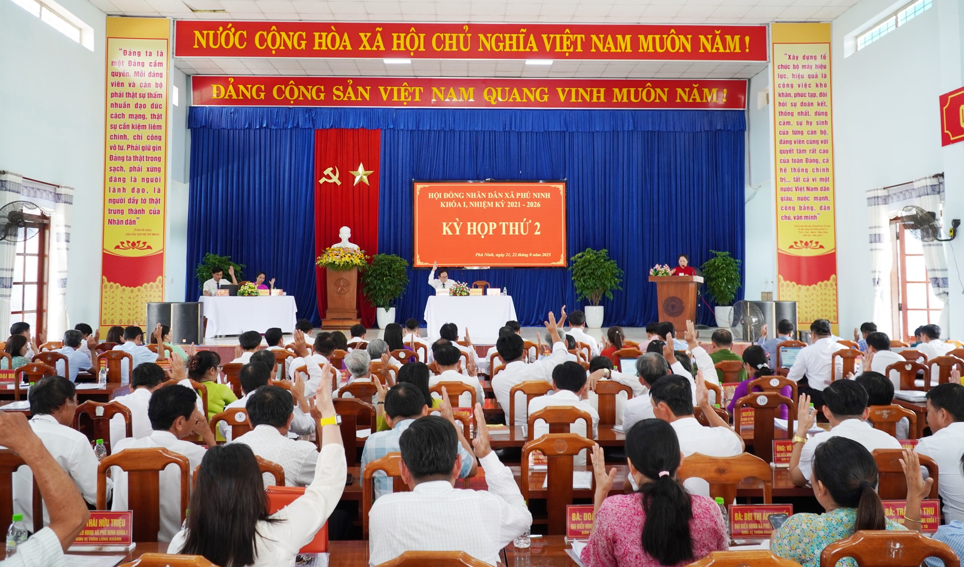 HĐND xã Phú Ninh biểu quyết thông qua 7 nghị quyết tại Kỳ họp thứ 2. Ảnh: N.ĐOAN