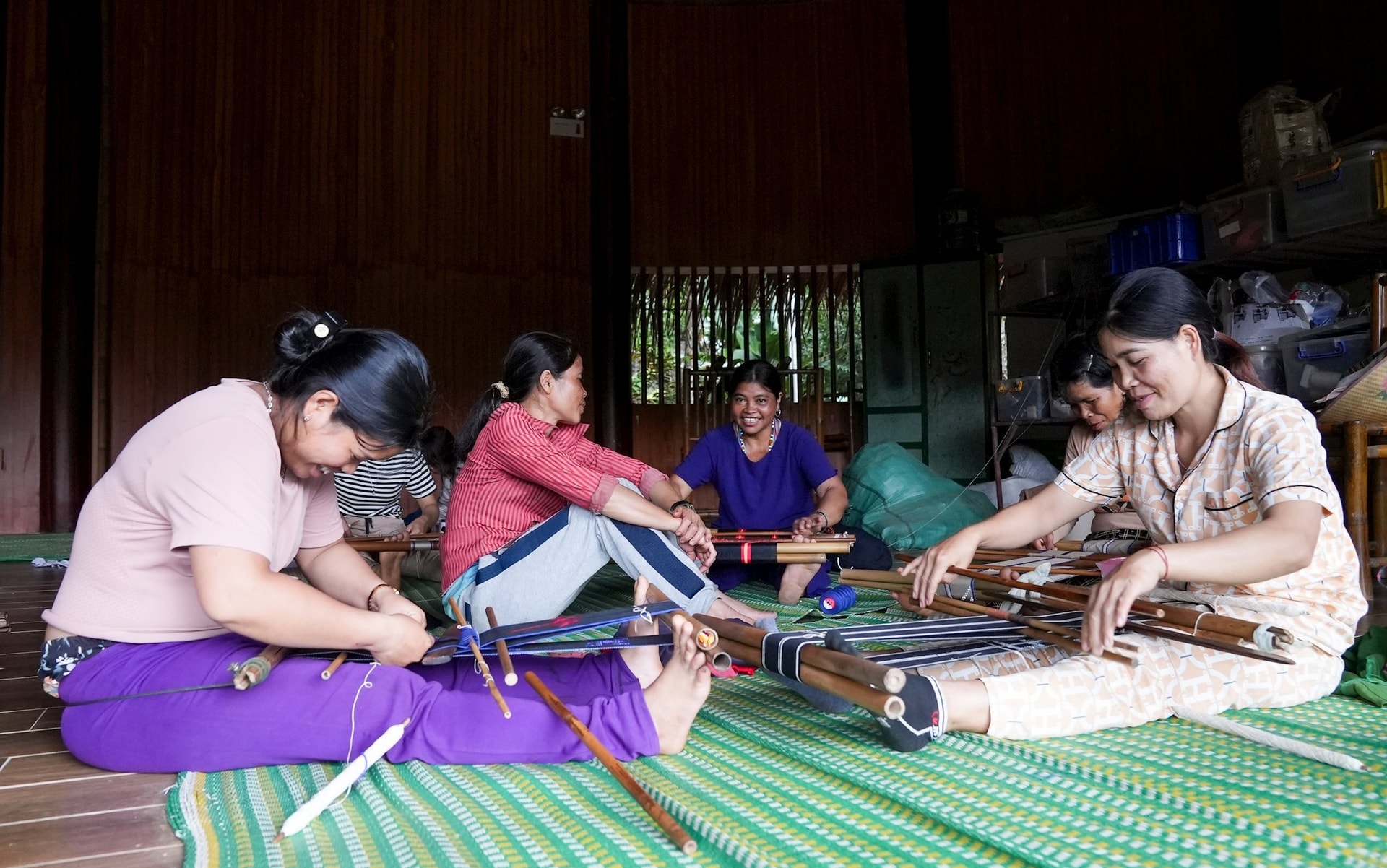 Nghề dệt truyền thống của đồng bào Cơ Tu. Ảnh: PHAN VINH