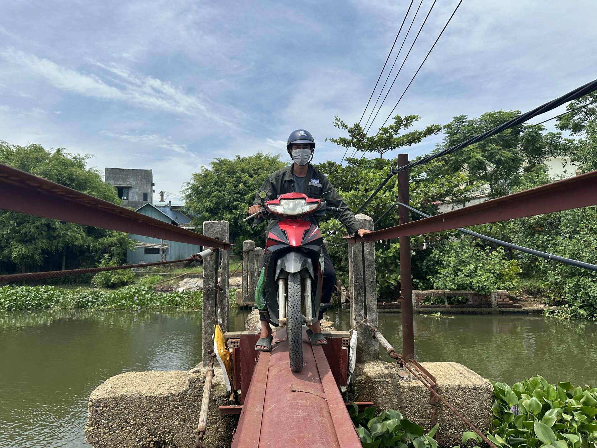 មនុស្សជាច្រើននៅតែប្រថុយជីវិតឆ្លងកាត់ស្ពាន Mang ដែលខូចខាត។ រូបថត៖ XH